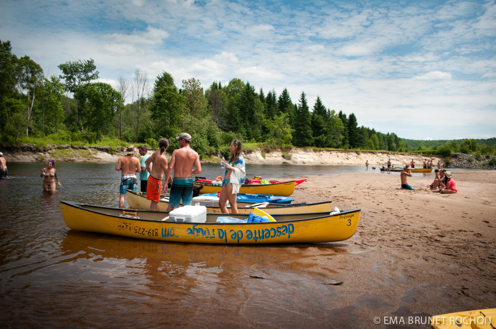 Une belle journée de canotage en groupe dans les Laurentides