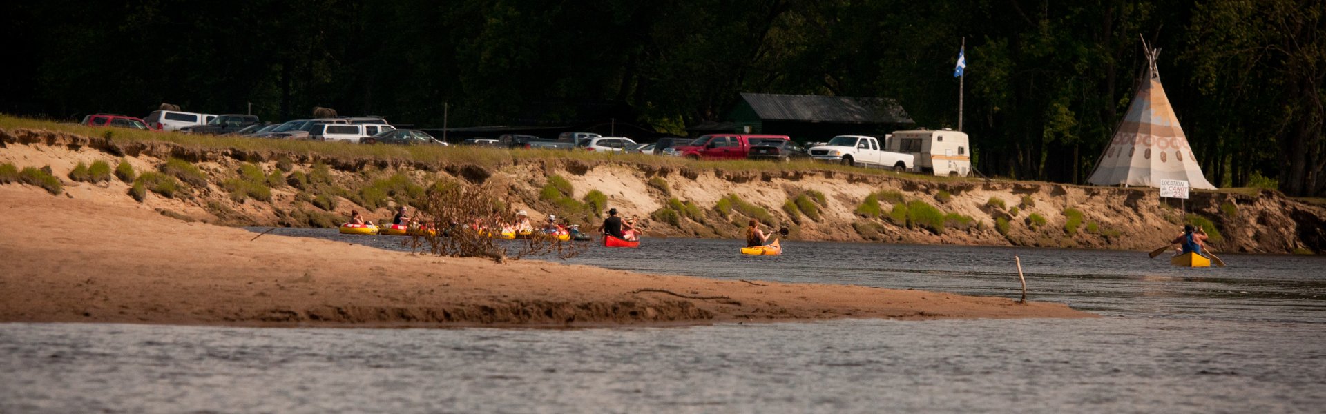 Arrivée en canot et kayak au poste d'accueil sur la rivière Rouge