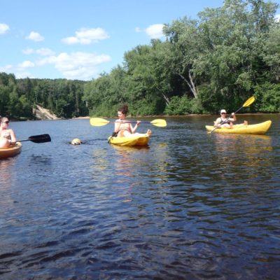 Kayak en groupe sur la rivière Rouge en famille