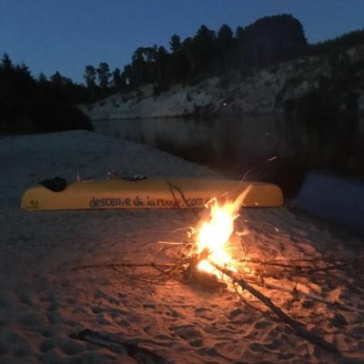 Camping sur le long de la rivière Rouge