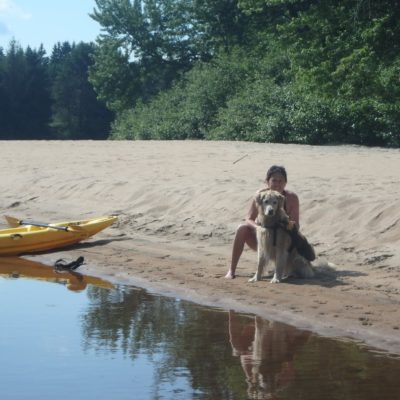 Pause le long de la rivière Rouge avec son chien