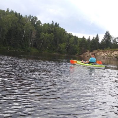 En kayak sur la rivière Rouge