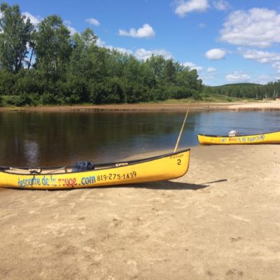 Canot sur une plage le long de la rivière Rouge