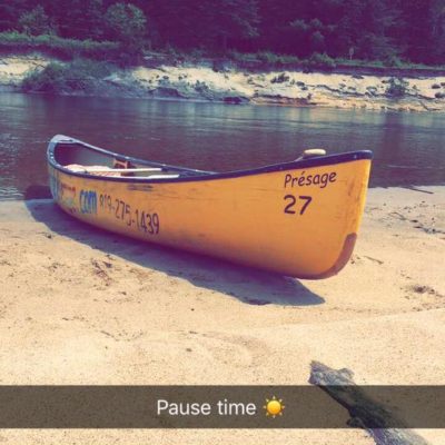 Arrêt sur une plage sur la rivière Rouge