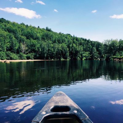 Paysage en canot sur la rivière Rouge