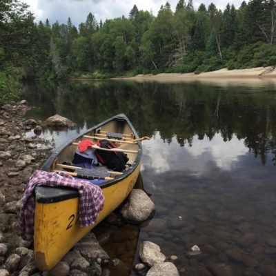 Ère de repos le long de la rivière Rouge